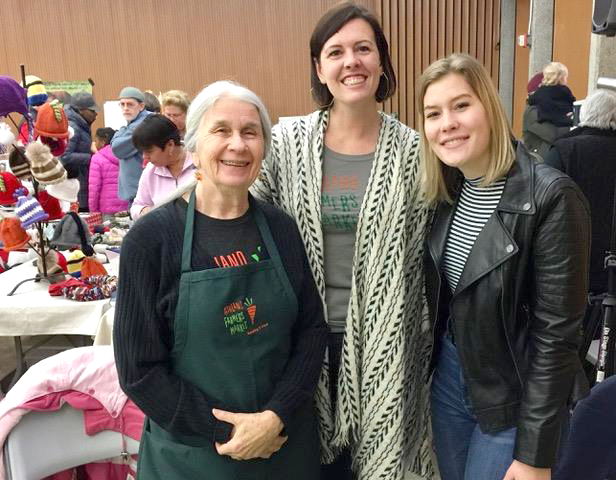 Kelly Woods Vaast (center) works with other volunteers, Jeanne Walker (left) and Ashland High School student Eva Bruklich to make the Ashland Farmers Market happen. (Photo/AFM)