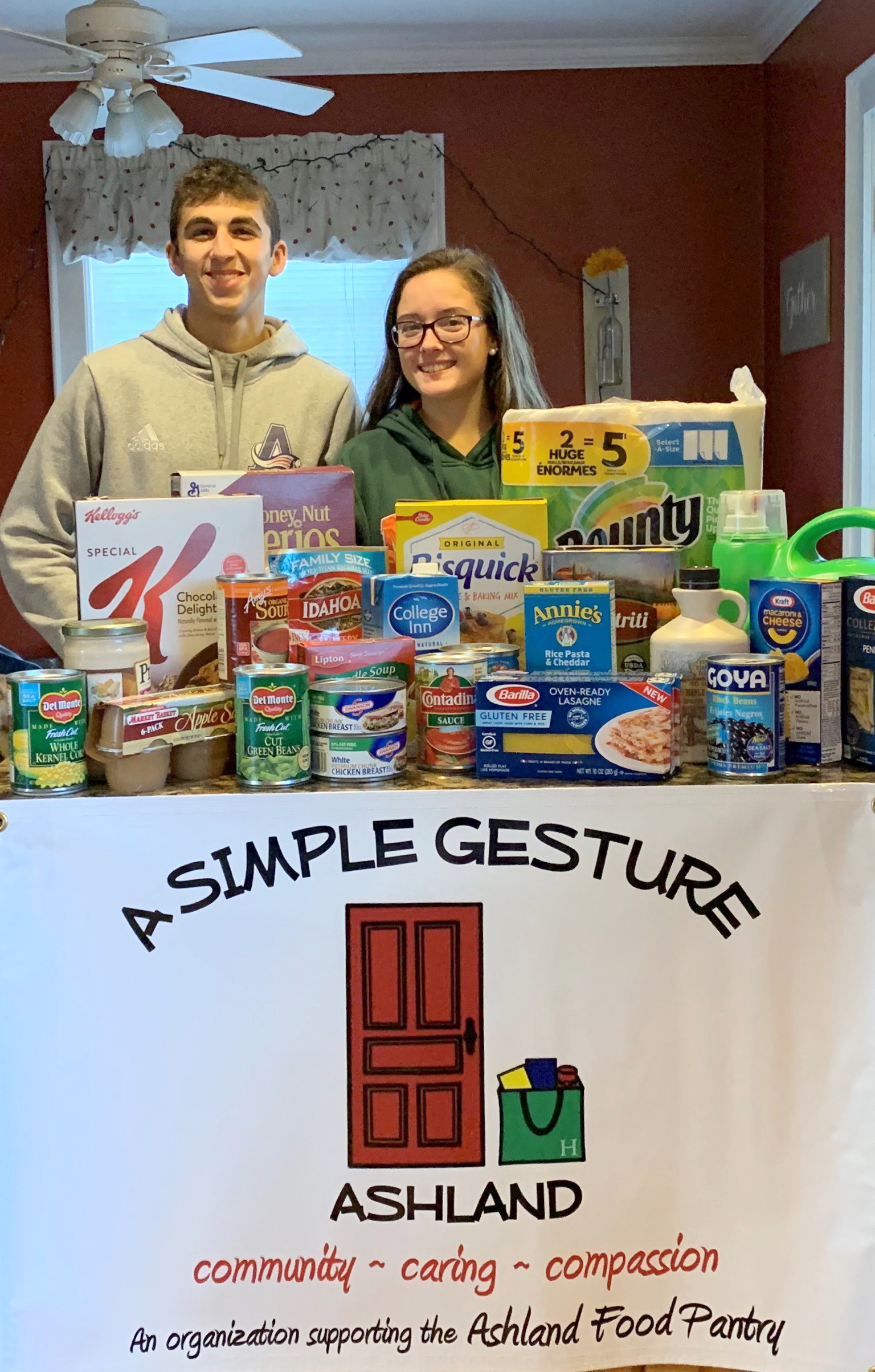 Armen Bazarian and Kaitlin Laughlin are running A Simple Gesture: Ashland to support the food pantry. (Photo/supplied)